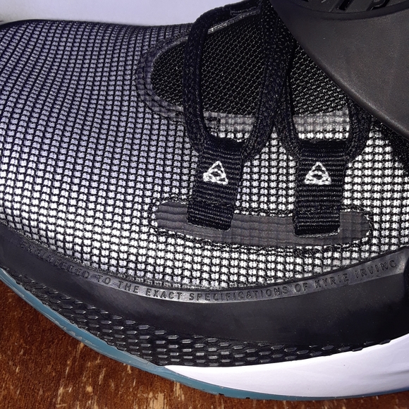 Nike Kyrie Low 3 'Moon' Black/Blue CJ1286-001 Basketball Shoes Men's Size 9 - Picture 11 of 15